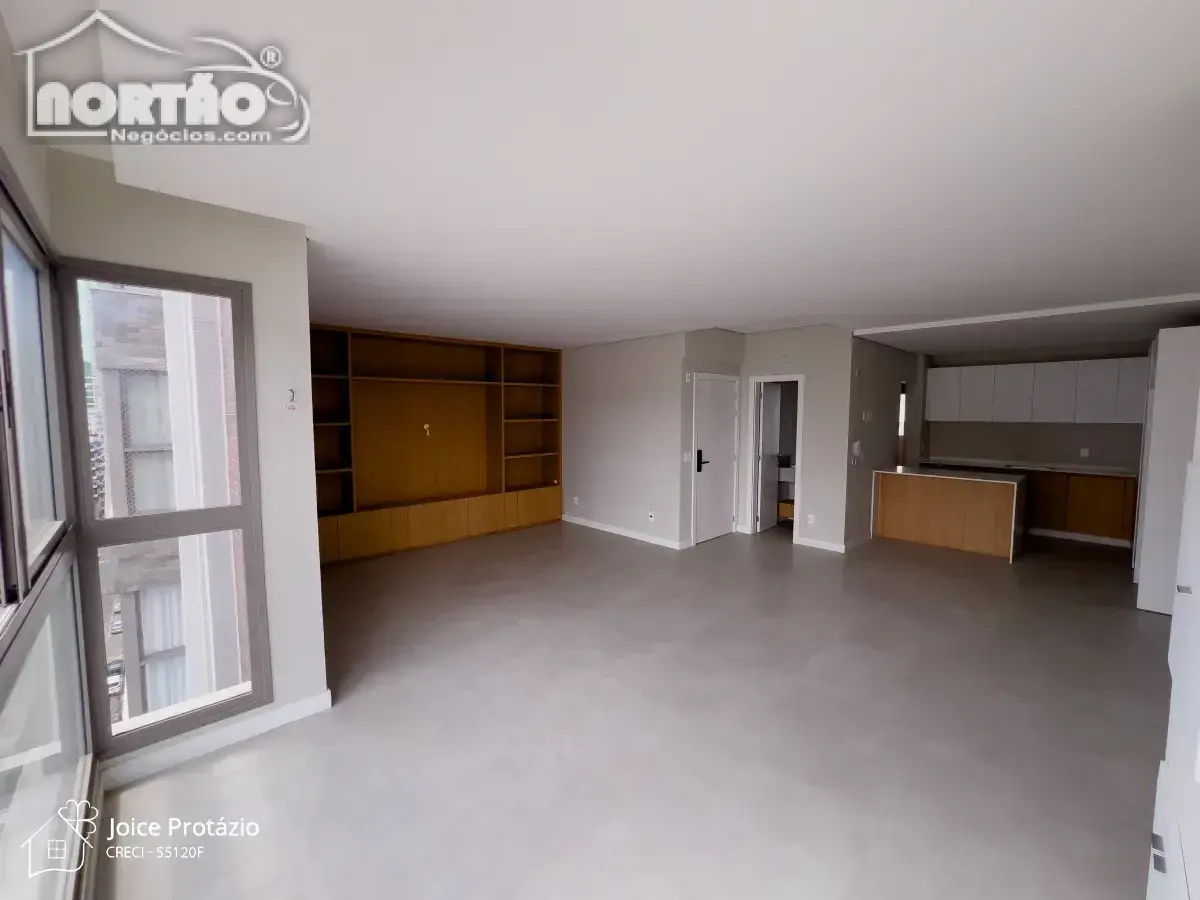 Casa, 6 quartos, 137 m² - Foto 1