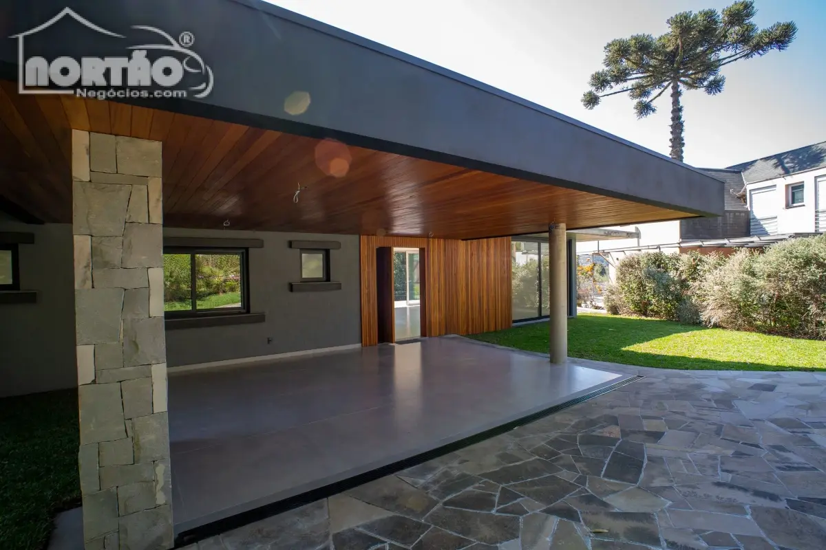 Casa, 3 quartos, 258 m² - Foto 1