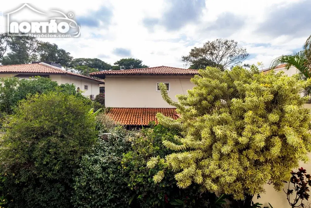 Casa, 4 quartos, 329 m² - Foto 2